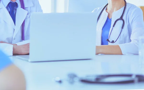 Ernstig medisch team werkt in een helder kantoor — Stockfoto