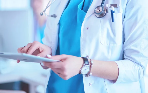 Ärztin benutzt Tablet-Computer in Krankenhauslobby — Stockfoto