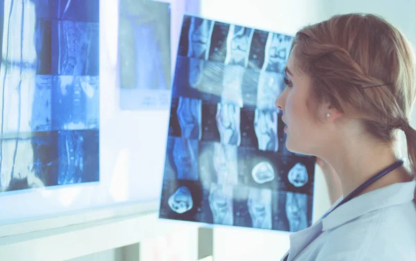 Jonge vrouwelijke arts kijkt naar de röntgenfoto van de longen in het ziekenhuis — Stockfoto