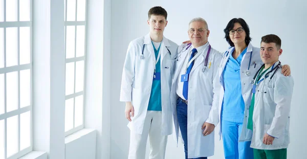 Успешная медицинская команда. Уверенная команда врачей, стоящая вместе и улыбающаяся — стоковое фото