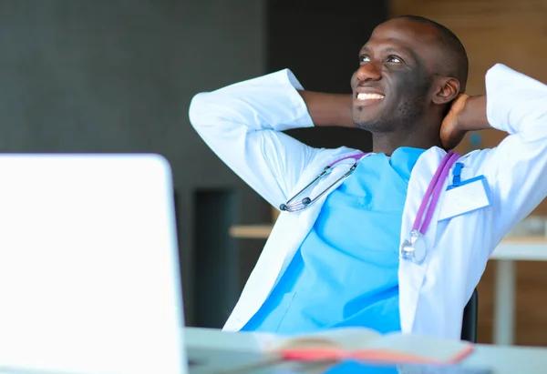 Médico afroamericano en oficina moderna — Foto de Stock