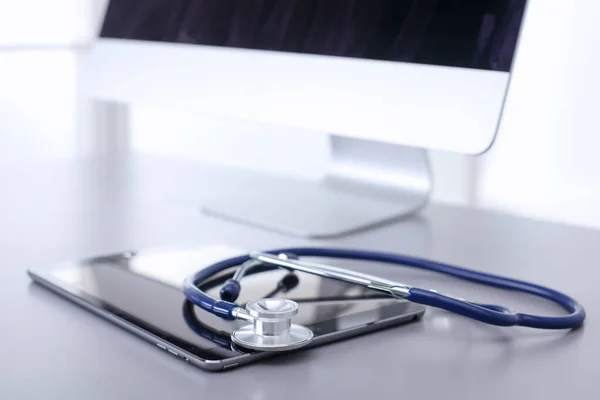 医疗设备：蓝色听诊器和白色背景的平板。医疗设备 — 图库照片