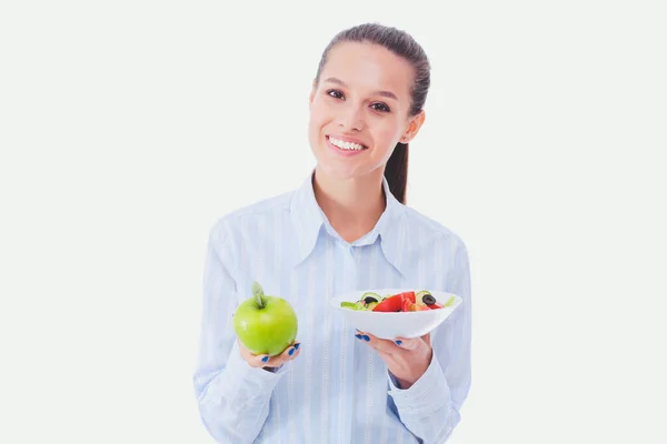 一个漂亮的女医生拿着一盘子新鲜蔬菜和青苹果的画像。女医生 — 图库照片