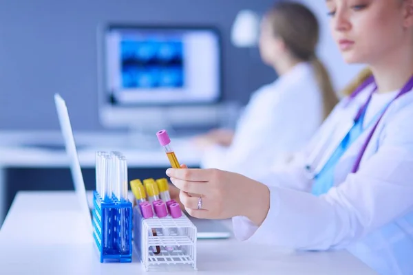 Dos doctoras jóvenes en el laboratorio médico con pruebas. —  Fotos de Stock