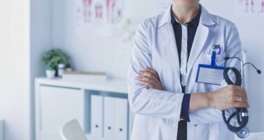 Üniformalı bir dosyayla gülümseyen kadın doktor