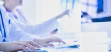 Kadın doktorlar hastanede röntgen görüntülerini inceliyor ve tartışıyorlar..