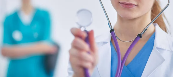 Femme médecin avec un stéthoscope écoute — Photo