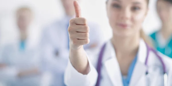 Jovem médico feliz mostrando polegares para cima — Fotografia de Stock