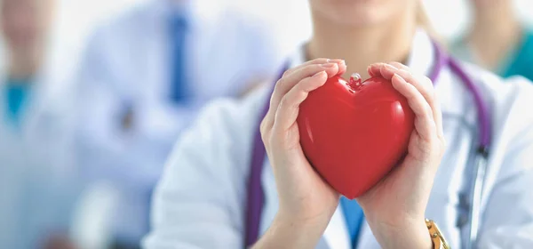 Medico femminile con stetoscopio che tiene il cuore — Foto Stock