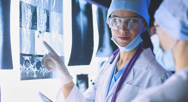 Dos mujeres médicas que miran rayos X en un hospital. — Foto de Stock