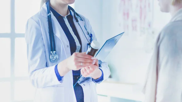 Doctor y paciente discutiendo algo mientras están sentados en la mesa. Concepto de medicina y salud —  Fotos de Stock