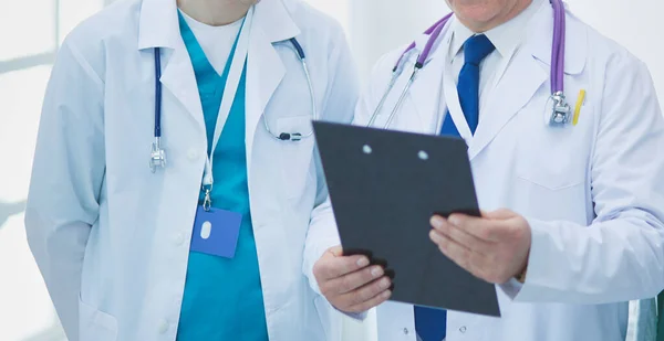 Erfolgreiches Ärzteteam. Selbstbewusstes Ärzteteam steht zusammen und lächelt — Stockfoto