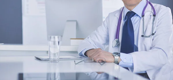 Portrait d'un médecin souriant dans son bureau lumineux — Photo