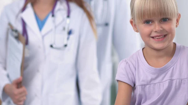 Médecin féminin examinant un enfant avec stéthoscope en chirurgie — Photo