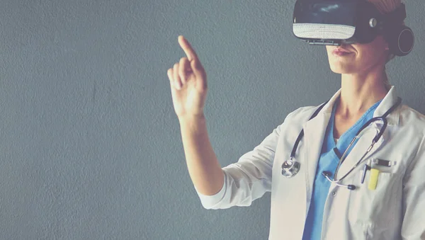 Médecin féminin portant des lunettes de réalité virtuelle isolées sur fond blanc. — Photo