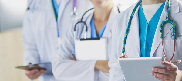 Gruppe von Ärzten und Krankenschwestern im Krankenhauszimmer — Stockfoto