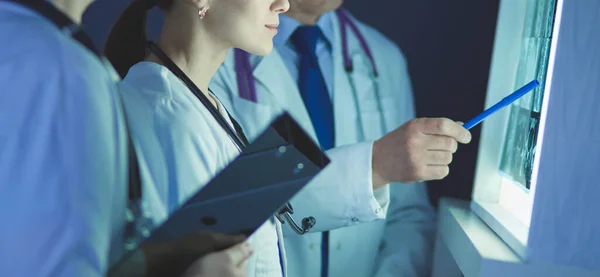 Gruppe von Ärzten untersucht Röntgenbilder in einer Klinik und denkt über eine Diagnose nach — Stockfoto