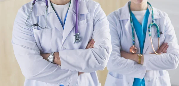 Медична команда лікарів, чоловік і жінка, ізольовані на білому тлі — стокове фото