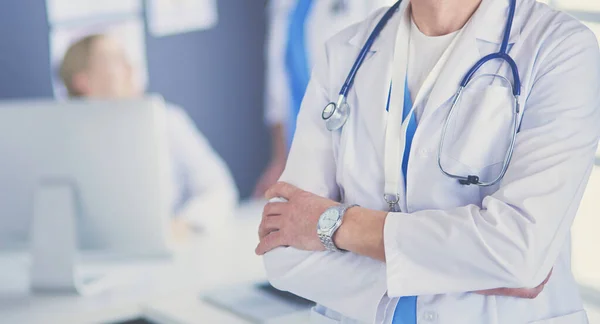 Ritratto di un medico sorridente nel suo ufficio luminoso — Foto Stock