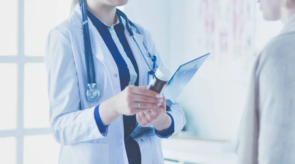 Médico e paciente discutindo algo enquanto se senta na mesa. Conceito de medicina e cuidados de saúde — Fotografia de Stock