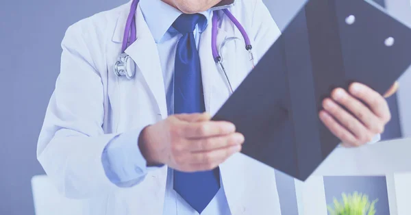 Mužský lékař píše poznámky do schránky v nemocnici — Stock fotografie