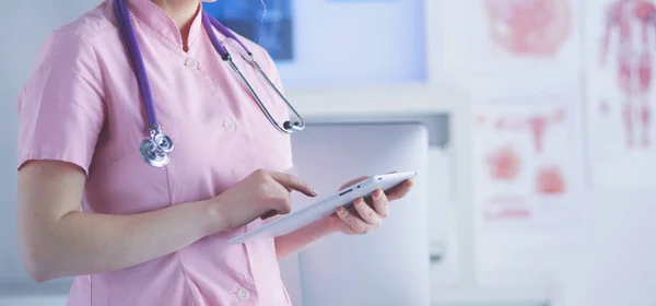 Bella operaia sanitaria femminile utilizzando tablet computer in ospedale — Foto Stock