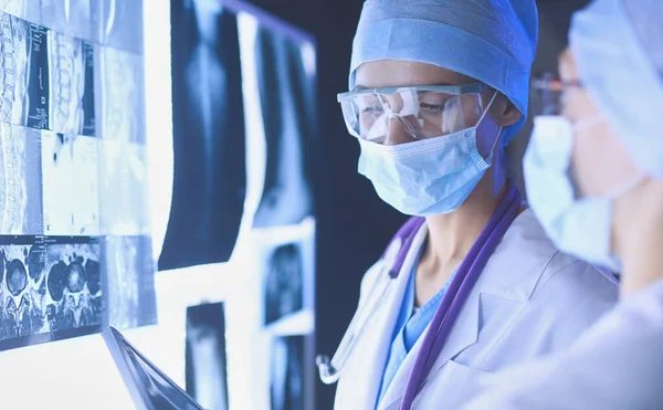 Dos mujeres médicas que miran rayos X en un hospital — Foto de Stock