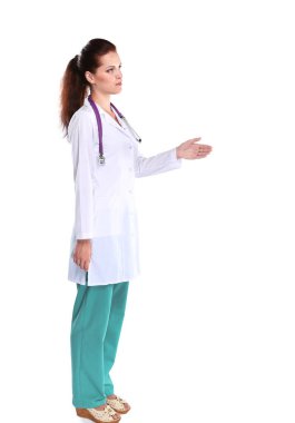 Hastanede üniformalı, gülümseyen kadın doktor.