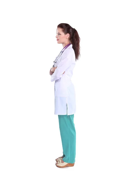 Улыбающаяся женщина-врач с папкой в форме, стоящей в больнице. Улыбающаяся женщина-врач — стоковое фото