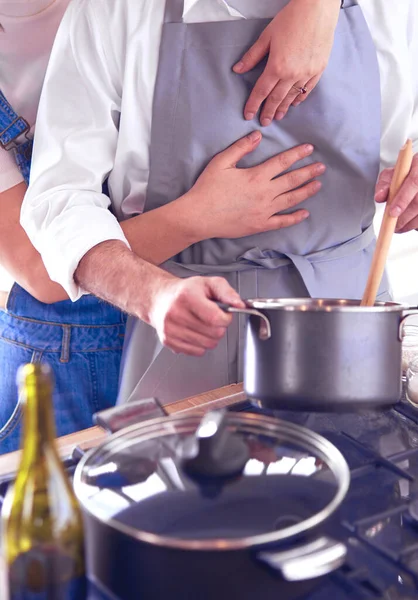 Casal cozinhar juntos na cozinha em casa — Fotografia de Stock