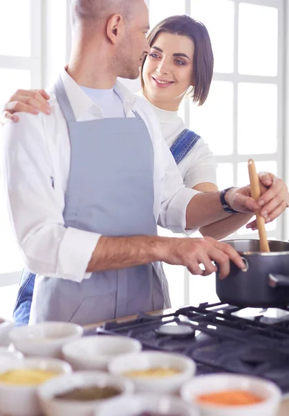 Bela jovem mulher usando um tablet digital na cozinha — Fotografia de Stock