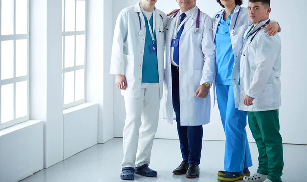 Succesvol medisch team. Zelfverzekerde dokters team staan samen en glimlachen — Stockfoto