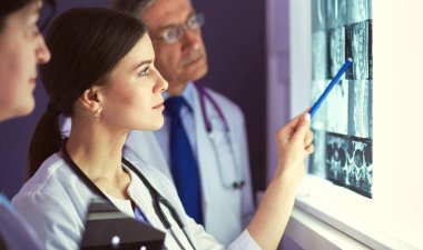 Bir grup doktor hastanede. X-ışını teşhisi.