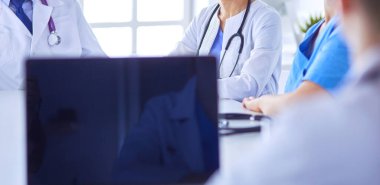 Doktorlar hastane konferans odasında birbirlerine danışıyorlar.