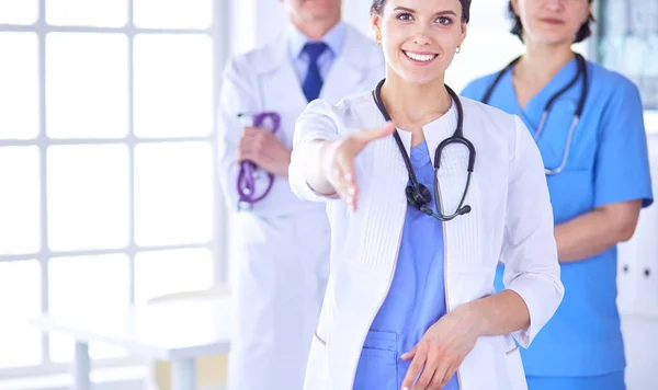 Жінка-лікар пропонує рукостискання в лікарні — стокове фото