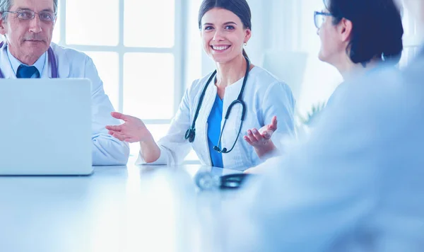 Une équipe médicale sérieuse discute du cas des patients dans un bureau lumineux — Photo