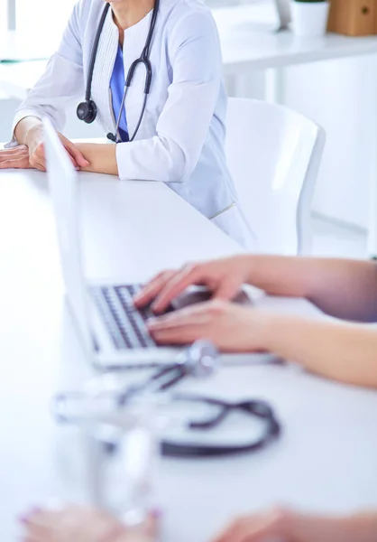 Doctors consulting with each other in a hospital conference room — Stock Photo, Image