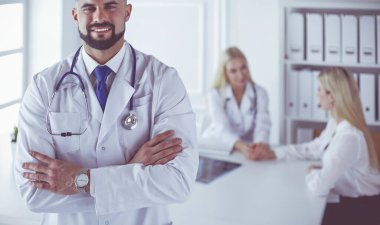 Hastanede çalışan mutlu bir doktor.