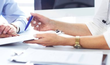 Doktor kıdemli hastaya ilaç yazar.