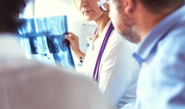 Bir grup doktor ve hemşire röntgene bakıyor.