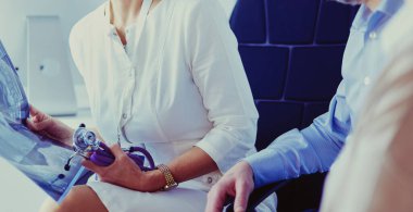 Ofiste bir x-ray görüntü bakarak tıp doktoru