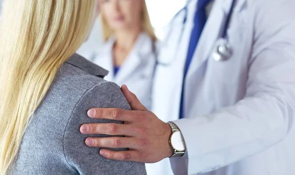 Bonito médico masculino consultando um casal sobre infertilidade em seu consultório médico — Fotografia de Stock