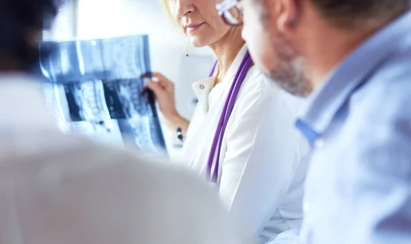 Sekelompok dokter dan perawat melihat X-ray — Stok Foto
