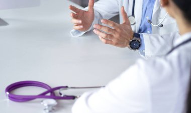 İki tartışıyor ve birlikte tıbbi bir ofiste çalışan doktorlar