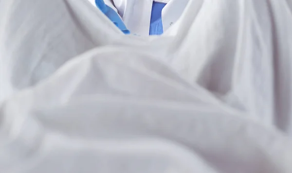 Άντρας μαιευτήρας και νοσοκόμα τρίβει παραδίδονται στην έγκυο γυναίκα στην αίθουσα τοκετού του νοσοκομείου — Φωτογραφία Αρχείου