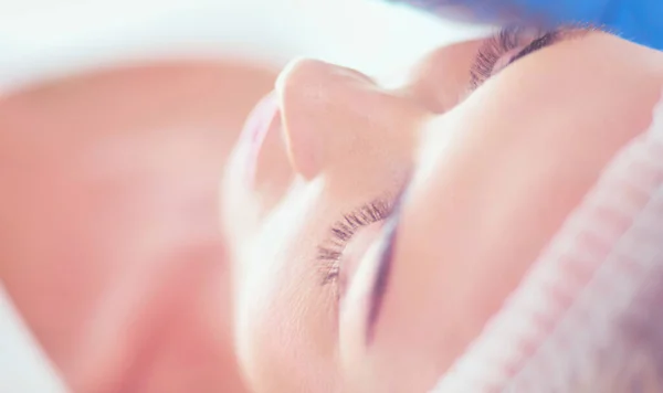 Maquiagem permanente para sobrancelhas. Close-up de mulher bonita com sobrancelhas grossas no salão de beleza. — Fotografia de Stock