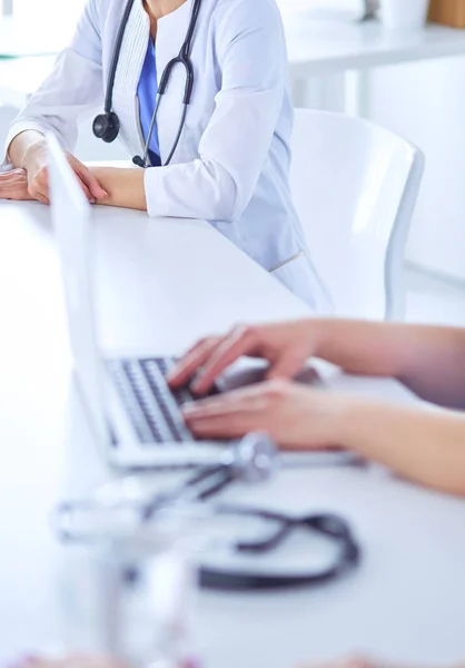 Doctors consulting with each other in a hospital conference room — Stock Photo, Image