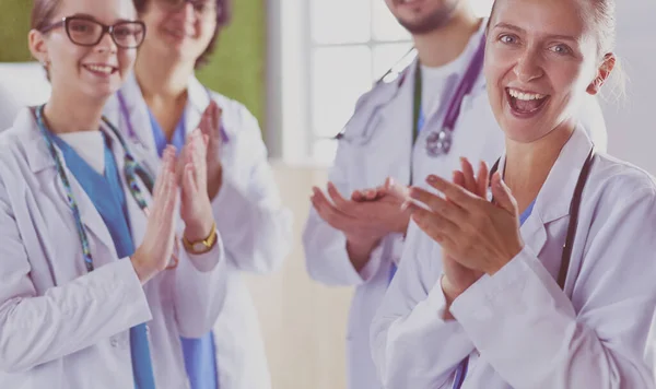 Gelukkig medisch team bestaande uit mannelijke en vrouwelijke artsen brede glimlach en geven een duim omhoog van succes en hoop — Stockfoto