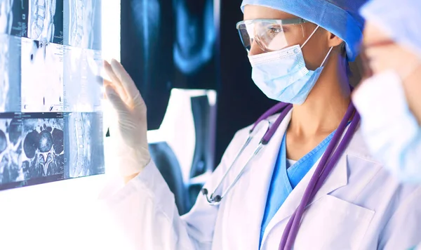 A vonzó doktornő képe, aki a röntgen eredményeket nézi — Stock Fotó