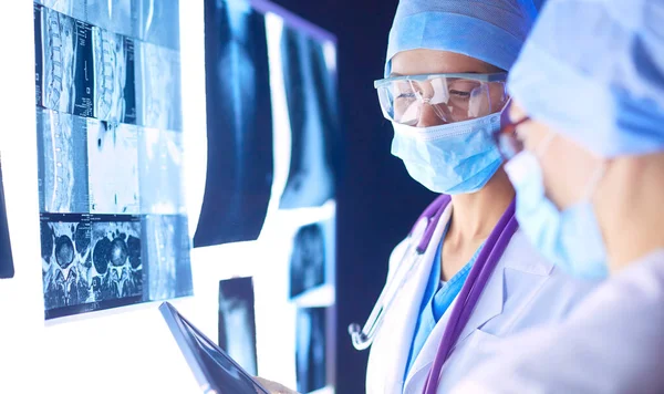 Dos mujeres médicas que miran rayos X en un hospital — Foto de Stock